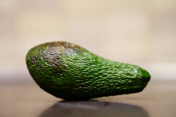 Uno Scatto Selettivo Avocado Verde Tavolo Legno — Foto Stock