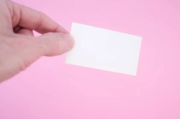 Een Close Shot Van Een Persoon Die Een Blanco Papier — Stockfoto