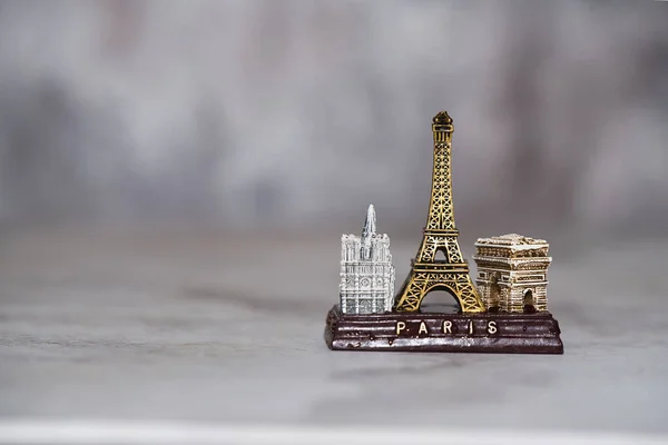 Een Klein Souvenir Met Parijs Symbolen Erop — Stockfoto