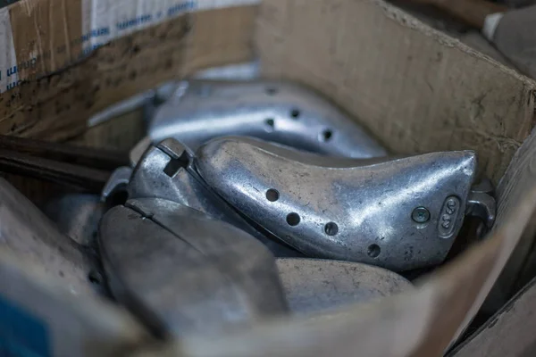 Primer Plano Formas Zapatos Metal Una Tienda Zapateros —  Fotos de Stock
