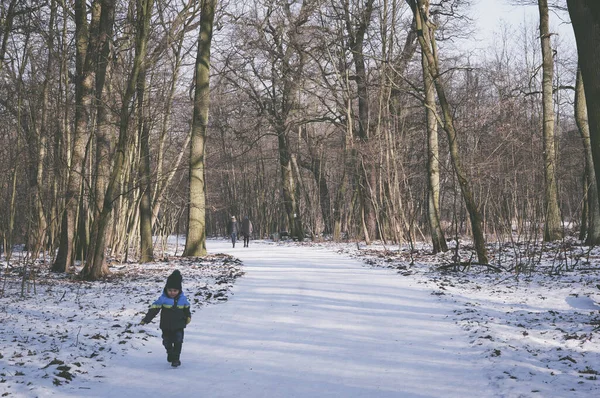 Poznan Polonia Enero 2017 Sendero Cubierto Nieve Con Caminatas Largo — Foto de Stock