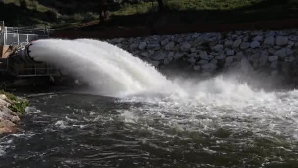 Una Piccola Diga Che Rilascia Acqua Fiume — Video Stock