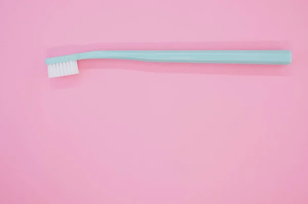 Uma Vista Superior Uma Nova Escova Dentes Isolada Fundo Rosa — Fotografia de Stock