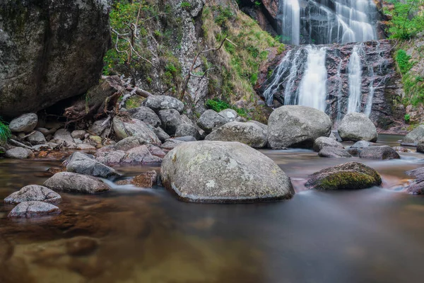 Ein Schöner Blick Auf Einen Wasserfall Der Den Fluss Fließt — Stockfoto