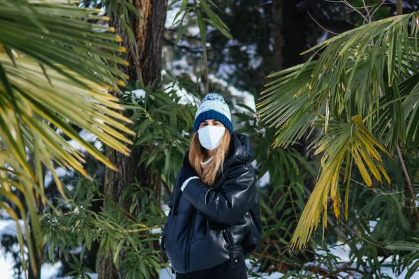 Een Ondiepe Focus Shot Van Een Jonge Vrouw Een Gezichtsmasker — Stockfoto