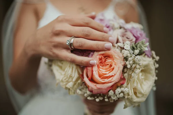 Eine Unkenntliche Braut Mit Leuchtenden Blumen Und Ihren Ringen Hochzeit — Stockfoto