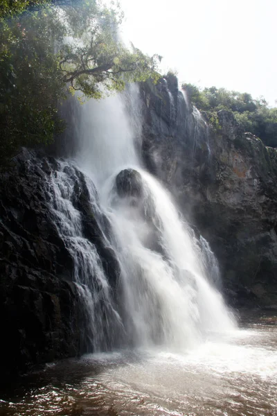Tiro Vertical Uma Bela Cachoeira Natural Dia Ensolarado — Fotografia de Stock