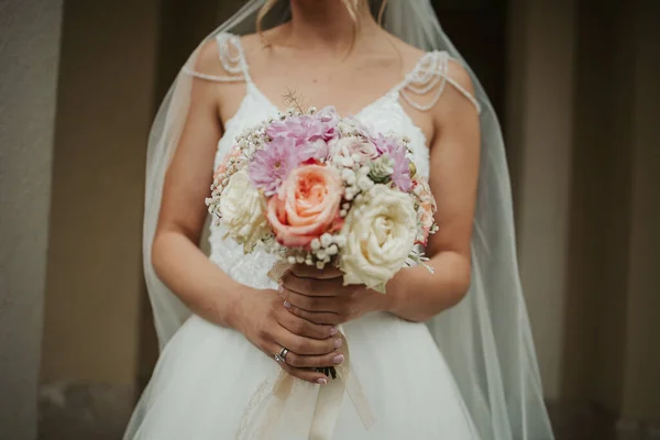 Seorang Wanita Yang Tidak Dikenal Mengenakan Gaun Pengantin Dan Memegang — Stok Foto