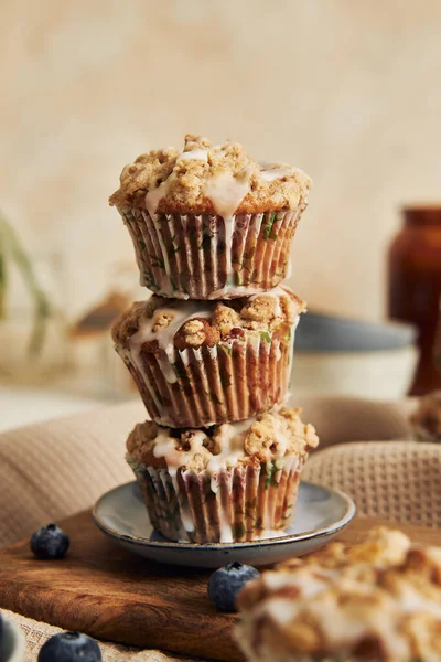 Vertikální Záběr Lahodných Veganských Borůvkových Muffinů Zdobeném Stole — Stock fotografie