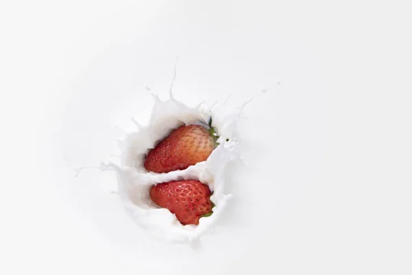 Eine Aufnahme Von Erdbeeren Die Einer Schüssel Voller Milch Schweben — Stockfoto