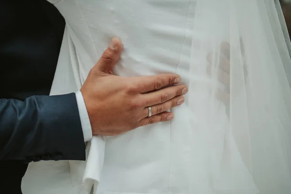 Красивый Снимок Рук Жениха Носящего Кольцо Держащего Спину Невесты Свадьба — стоковое фото