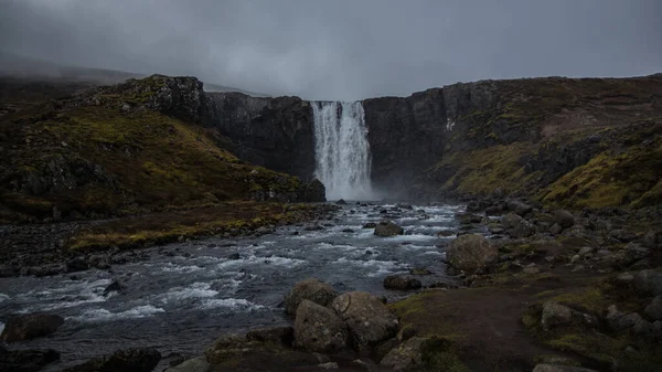 Une Petite Cascade Montagne Sur Les Rochers Recouverts Mousse Dans — Photo