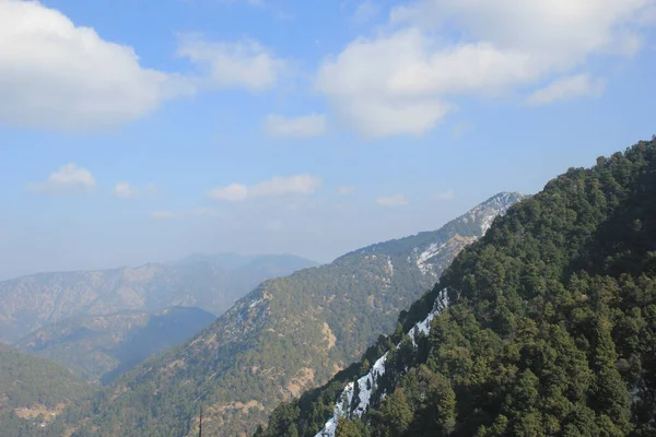 Una Toma Increíble Las Hermosas Imágenes Montañas Con Árboles Gruesos — Foto de Stock