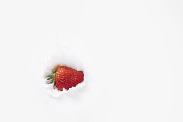 Eine Hochwinkelaufnahme Einer Erdbeere Die Einer Schüssel Voller Milch Schwimmt — Stockfoto