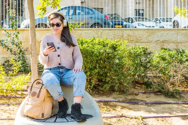 Vista Lateral Una Mujer Sonriente Con Auriculares Escuchando Música Usando — Foto de Stock