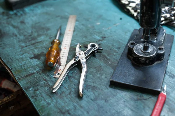 Closeup Shot Leather Tools Craftsman Table — Stock Photo, Image
