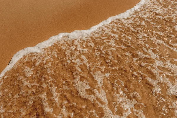 Kumlu Bir Sahile Vuran Köpük Dalgalarının Üst Görüntüsü — Stok fotoğraf