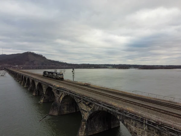 Mesmerizing Shot Train Passing Arch Bridge River Cloudy Sky — Stock Photo, Image