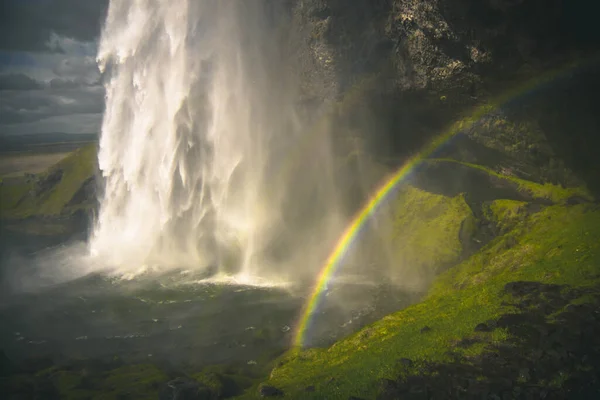 Een Kleine Regenboog Met Waterval Rotsen Bedekt Met Mos Het — Stockfoto