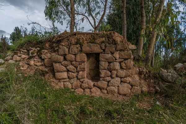 Primer Plano Una Pequeña Cabaña Piedra Pintoresco Terreno Leñoso — Foto de Stock