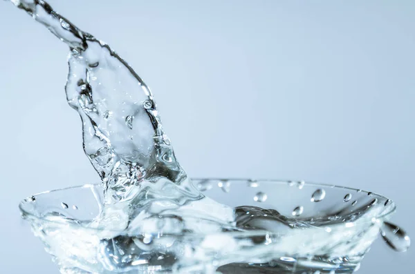 Eine Nahaufnahme Von Wassertropfen Die Ein Weinglas Fallen Isoliert Auf — Stockfoto