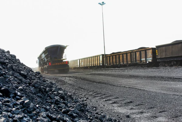 天空背景下的露天煤矿业 — 图库照片