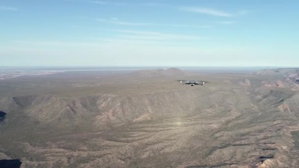 看到一架无人驾驶飞机在4K的晴朗天空下飞越高山风景 — 图库视频影像