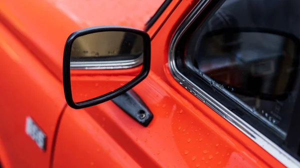 Высокоугольный Снимок Бокового Зеркала Красной Машины — стоковое фото