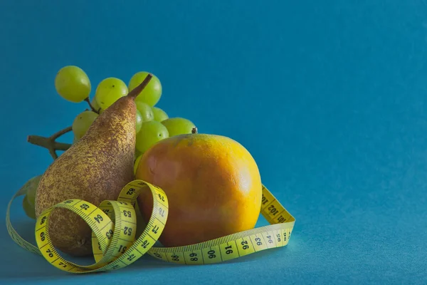 Konzeptaufnahme Für Ernährung Apfel Birne Und Traube Obst Mit Maßband — Stockfoto