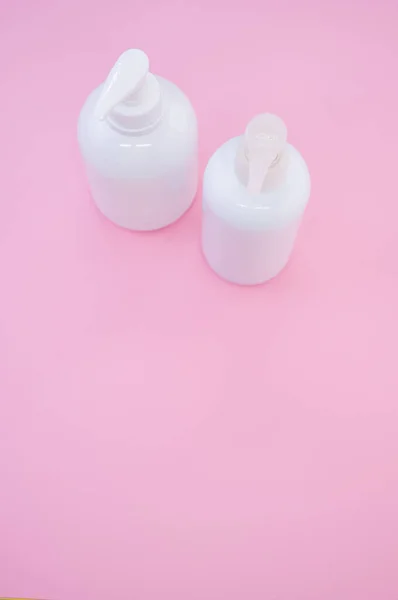 Tiro Vertical Garrafas Plástico Branco Fundo Rosa — Fotografia de Stock
