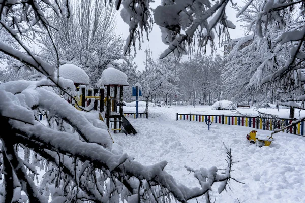 2021年にスペインのマドリードにある雪に覆われた都市公園の遊び場 — ストック写真