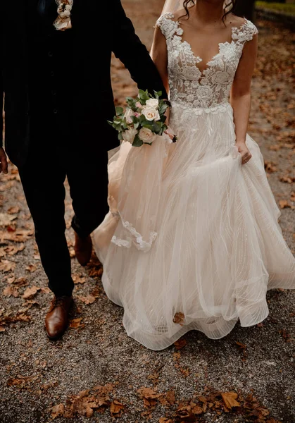 Vertical Shot Groom Bride Walking Park — Stock Photo, Image