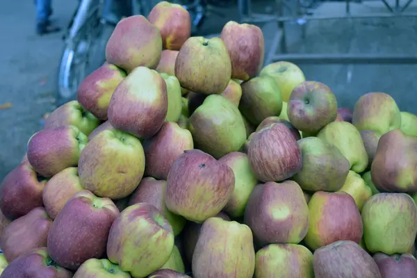 Μια Κοντινή Άποψη Των Ώριμων Μήλων Στοιβάζονται Ένα Πάνω Στο — Φωτογραφία Αρχείου