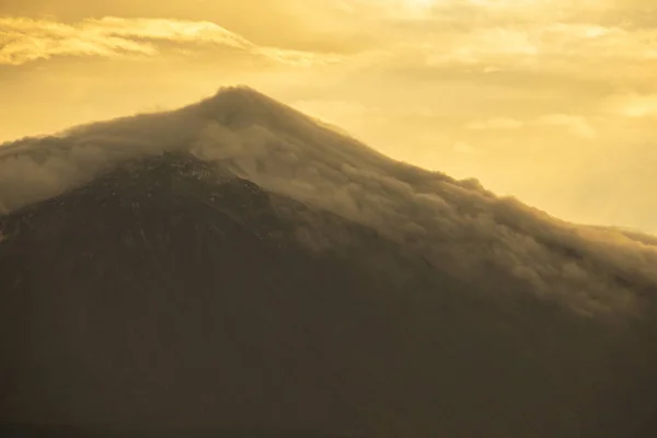 Tiro Aéreo Uma Montanha Cercada Nevoeiro Belo Fundo Céu Por — Fotografia de Stock