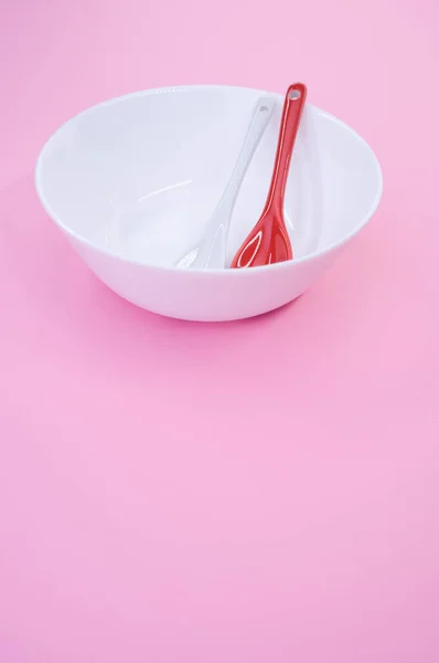 Высокоугольный Снимок Красной Ложки Белой Чаше Розовым Фоном — стоковое фото