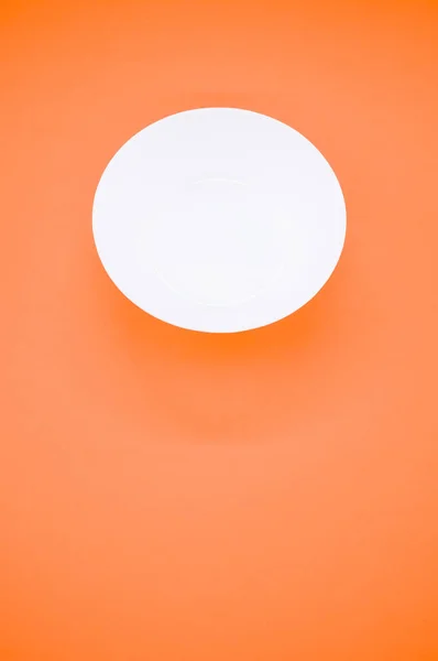 Вертикальный Крупным Планом Снимок Пустой Чаши Белого Стекла Оранжевом Фоне — стоковое фото