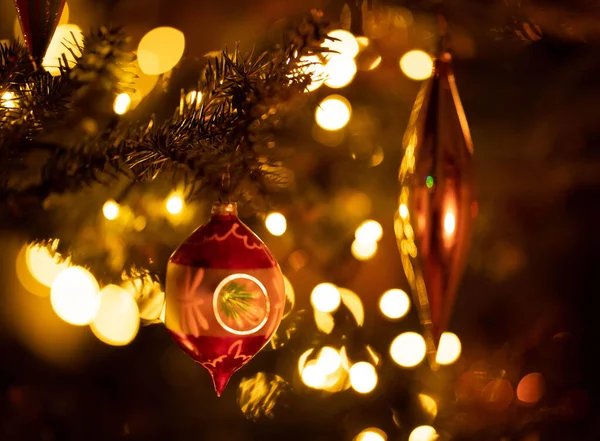 Крупный План Украшений Рождественской Елки Свинцовыми Огнями — стоковое фото