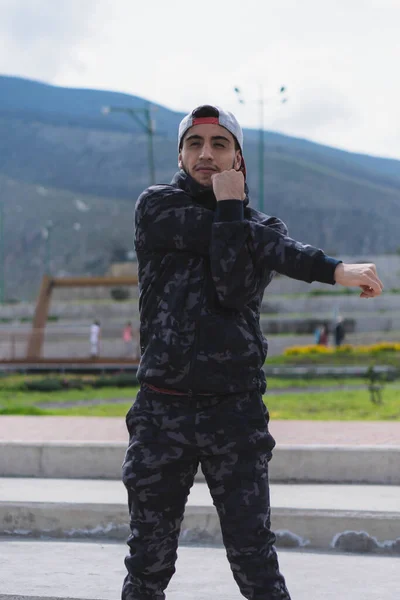 남성이 야외에서 운동과 스트레칭을 모습을 수직으로 — 스톡 사진