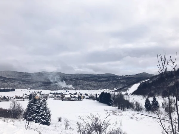 Eine Wunderschöne Winterlandschaft Eines Kleinen Dorfes Umgeben Von Bergen — Stockfoto