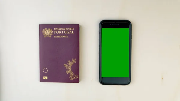 Una Foto Aerea Uno Smartphone Con Schermo Verde Passaporto Portoghese — Foto Stock