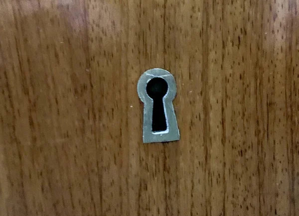 Tahta Kapıdaki Metal Bir Anahtar Deliğinin Yakın Çekimi — Stok fotoğraf