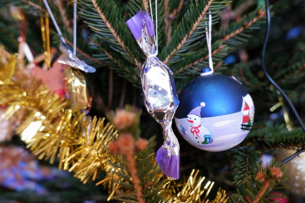Noel Ağacında Asılı Duran Şeker Mavi Bir Süs Resmi — Stok fotoğraf