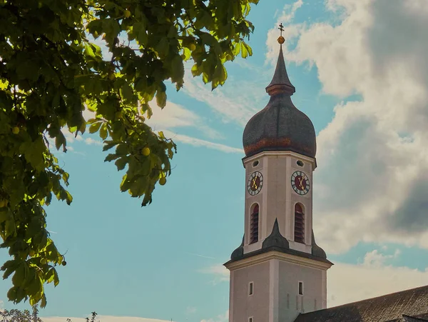 Zbliżenie Wieży Kościoła Katolickiego Garmisch Partenkirchen Bawaria Niemcy — Zdjęcie stockowe