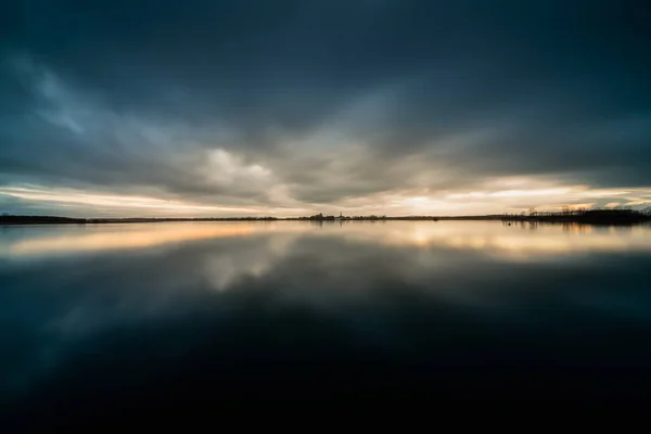 Прекрасний Вид Озеро Під Час Захоплюючого Заходу Сонця — стокове фото