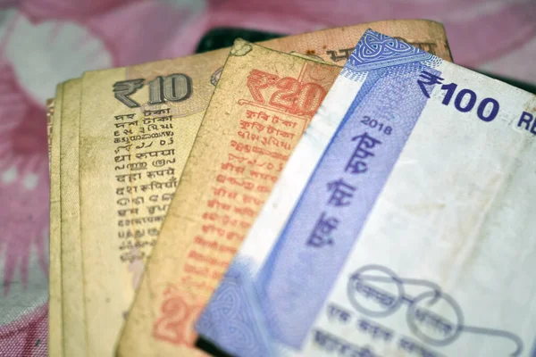 桌上放着几个印度卢比钞票和一个皮夹的头像特写 — 图库照片