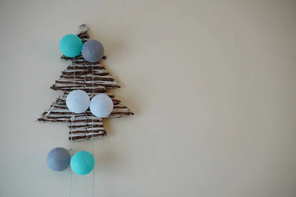 Gros Plan Petit Sapin Noël Bois Avec Des Ampoules Colorées — Photo