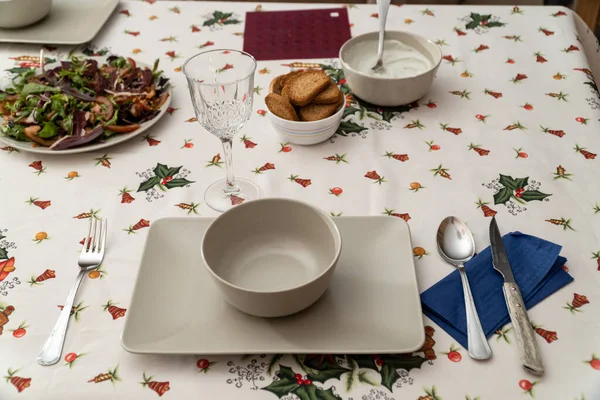 Boş Tabaklar Sosla Dolu Yüksek Açılı Bir Yemek Masası Fotoğrafı — Stok fotoğraf