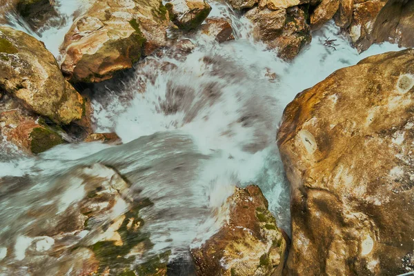 Vista Perto Água Espumante Borbulhante Córrego Montanha Desfiladeiro — Fotografia de Stock