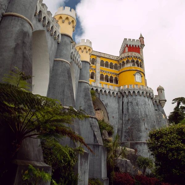 Låg Vinkel Skott Pena Palace Sintra Portugal Dyster Dag Bakgrund — Stockfoto