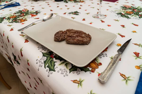Egy Finom Szelet Steak Egy Tányéron — Stock Fotó